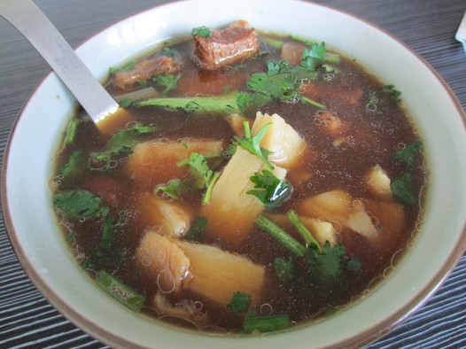一、牛腩洗净 二、切中块 三、冷水入肉,焯出血沫,不要焯老了 四、盛出 五、放入米酒和酱油、料酒腌制30分钟 六、砂锅放水烧沸,倒入腌好的牛肉,放老抽,葱姜蒜块,略煮15分钟 七、八角,山楂切片放入,二分之一炖肉包纱布包住放入锅,少量的盐,大火烧开 八、盖上盖小火炖1小时-1.