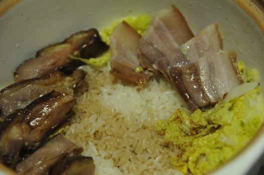 酱鸭咸肉煲仔饭的做法