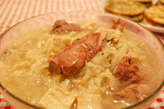 冻豆腐排骨炖酸菜的做法