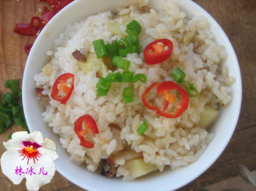 腊肉土豆焖饭的做法