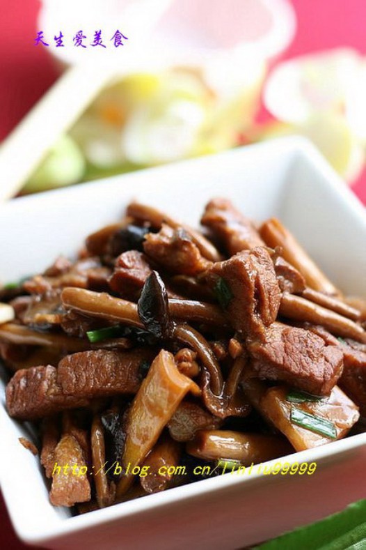 猪颈肉烧茶树菇的做法