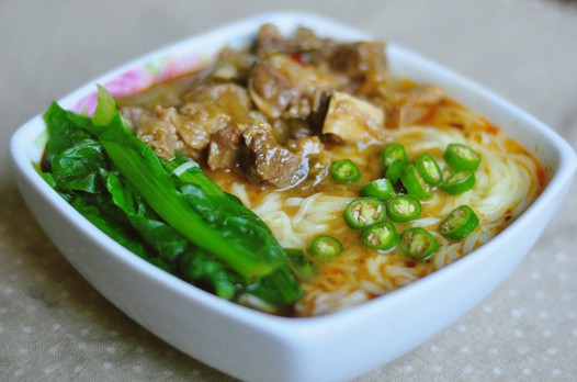 老坛酸菜牛肉面的做法