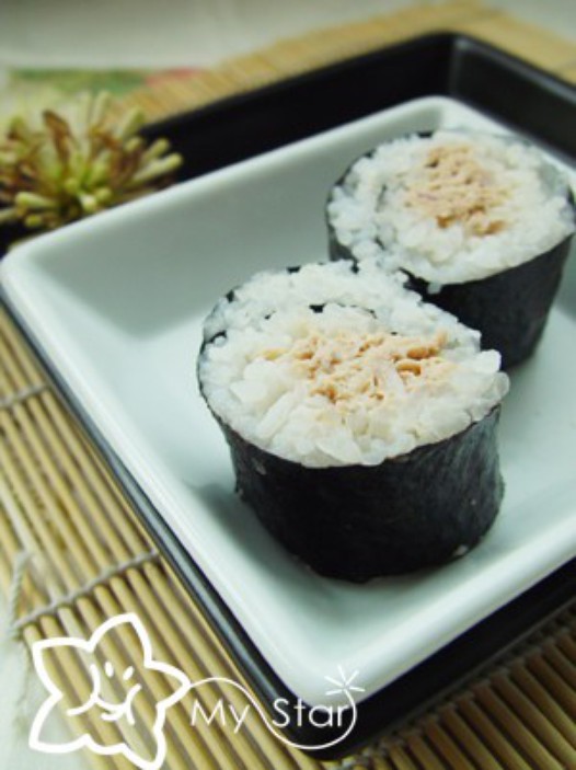 金枪鱼饭紫菜卷的做法