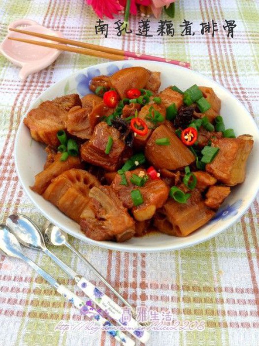 南乳莲藕煮排骨的做法