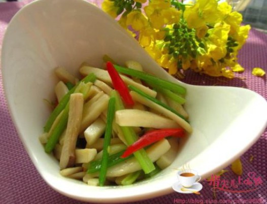 杏鲍菇炒芹菜的做法