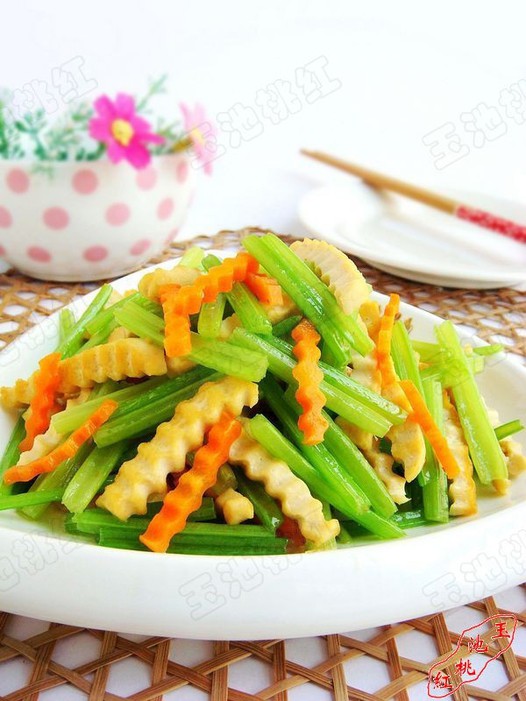 小芹菜炒香干的做法