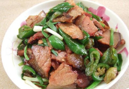 家常菜之辣椒炒熏肉的做法
