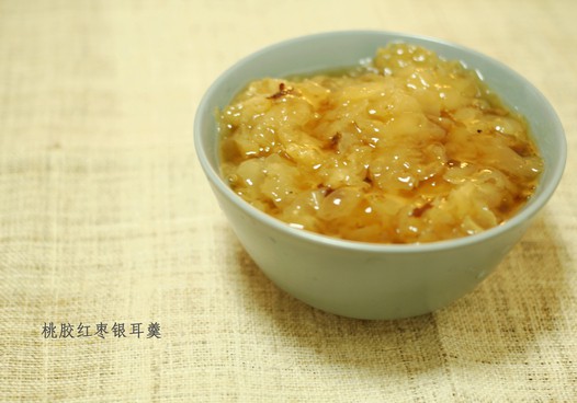桃胶红枣银耳羹的做法