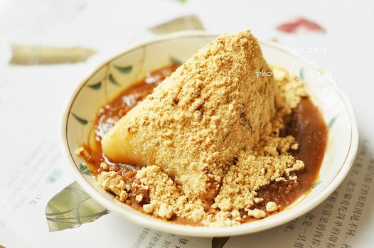 红糖汁黄豆粉配粽子的做法