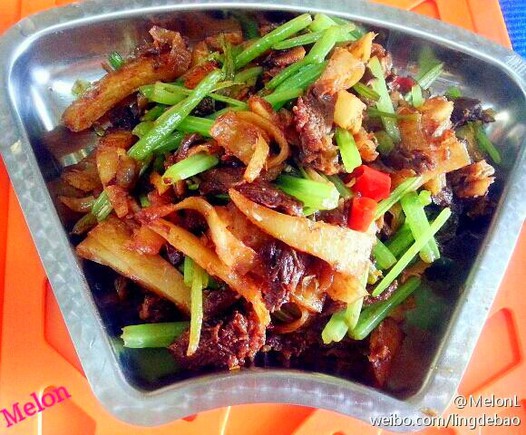 辣味牛肉芹菜炒饼的做法