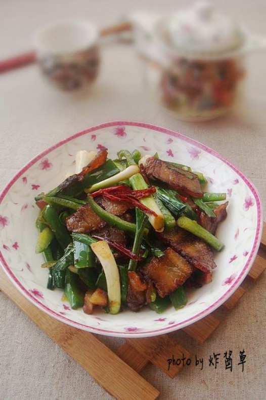 青椒蒜苗炒腊肉的做法