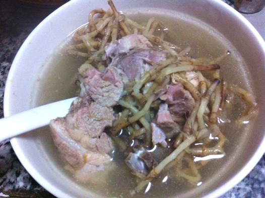 折耳根炖排骨汤的做法
