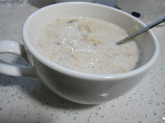 牛奶葡萄干燕麦粥的做法