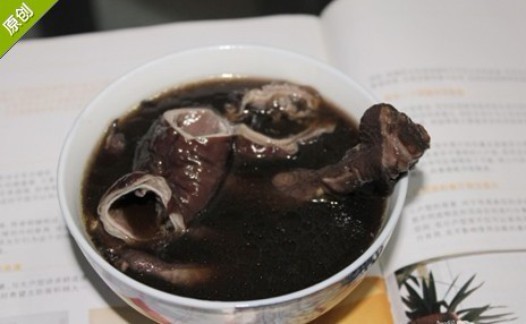 黑芝麻煲猪大肠的做法