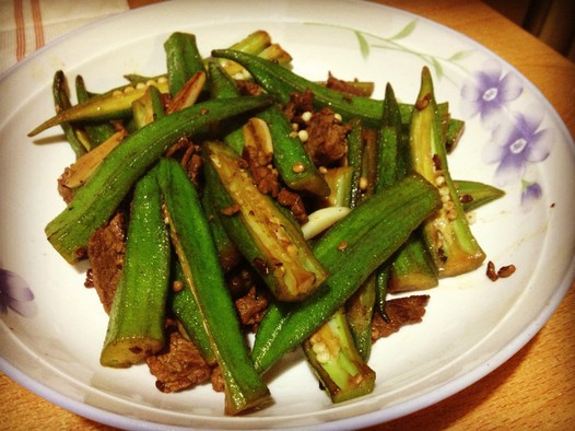 秋葵炒肉片的做法