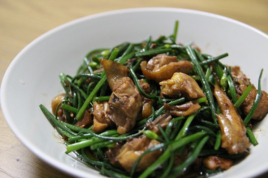 韭菜花炒鸡肉的做法