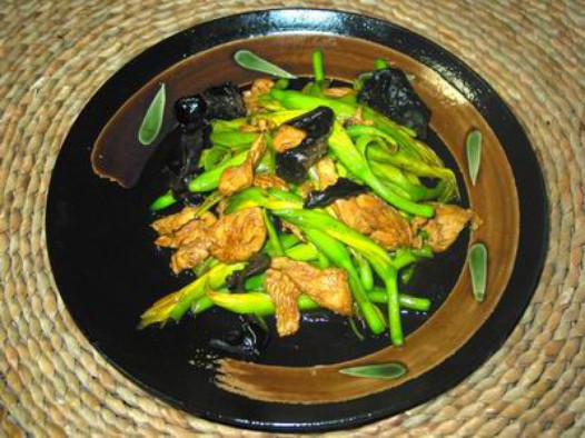 黄花菜炒鸡肉片的做法