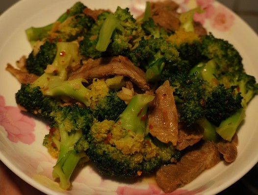 西兰花炒肉的做法