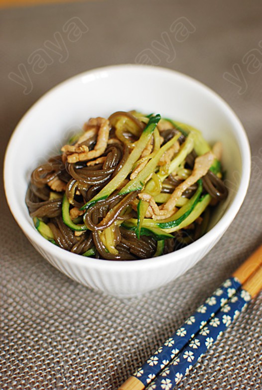 肉丝炒蕨根粉的做法