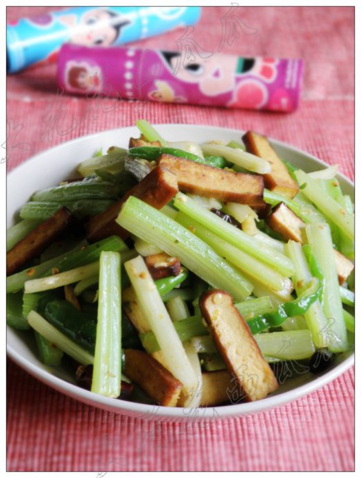 西芹豆干的做法