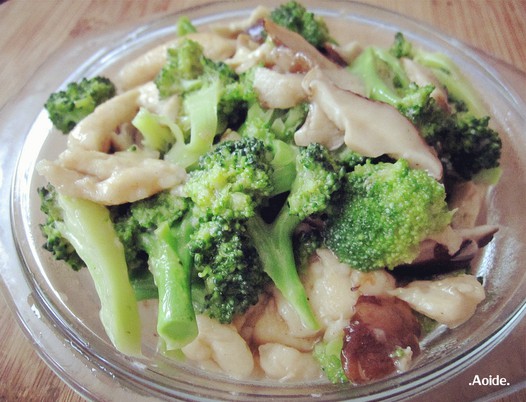 西兰花香菇炒鸡肉的做法