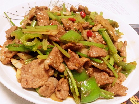 仔姜香芹小炒肉的做法