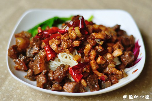 干辣子肉丁打卤双拼面的做法
