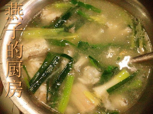蒜苗丝丁鱼汤的做法