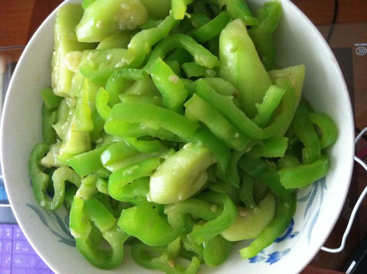 丝瓜炒尖椒的做法
