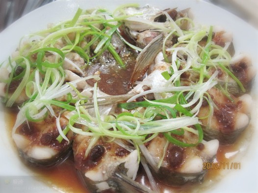 黄豆酱蒸白条的做法