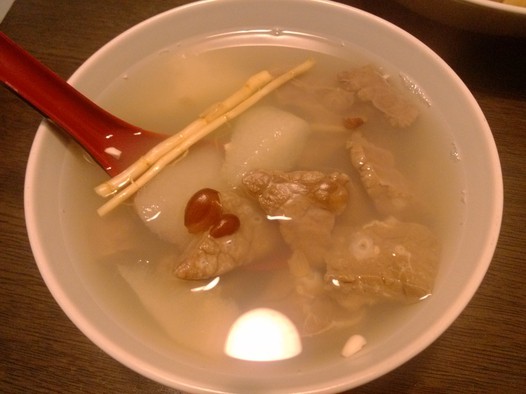 猪肺茅根雪梨南北杏汤的做法