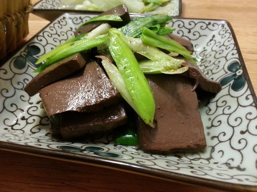 蒜苗炒鸭血的做法