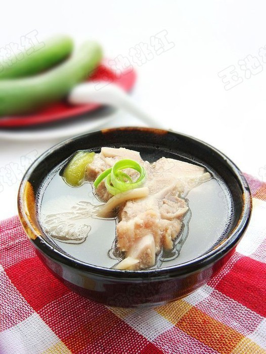 丝瓜蘑菇排骨汤的做法