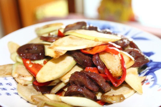 腊肠炒茭白的做法