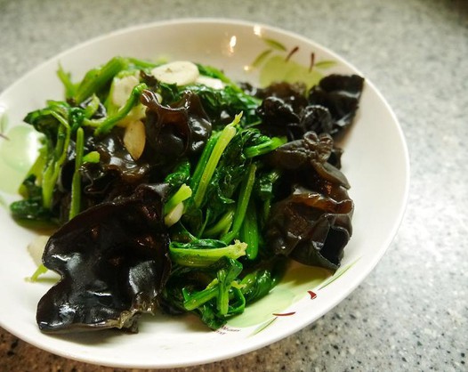 菠菜炒木耳的做法