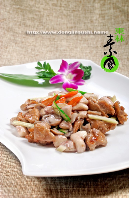 菱角炒素鸡块的做法