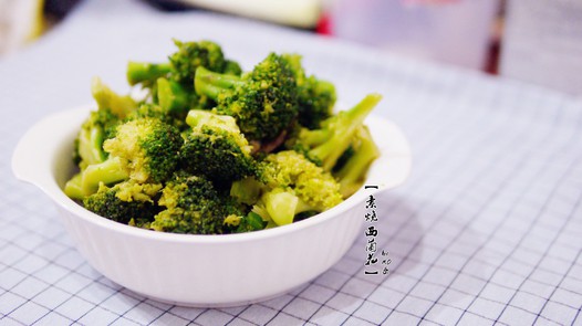 素烧西兰花的做法