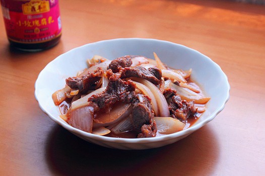 洋葱腐乳汁炒牛肉的做法