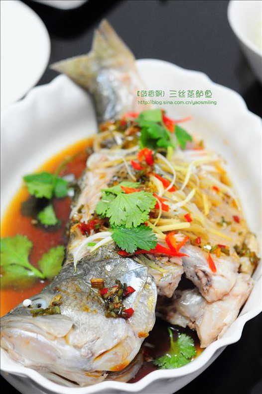 三丝蒸鲈鱼的做法