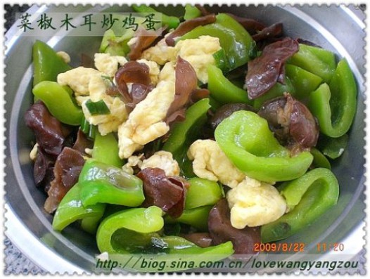 菜椒木耳炒鸡蛋的做法