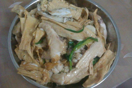 腐竹焖鱼腩的做法