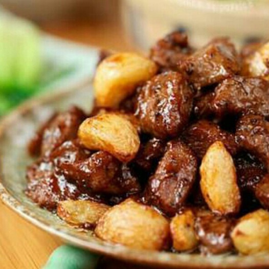 黑蒜子牛肉粒的做法