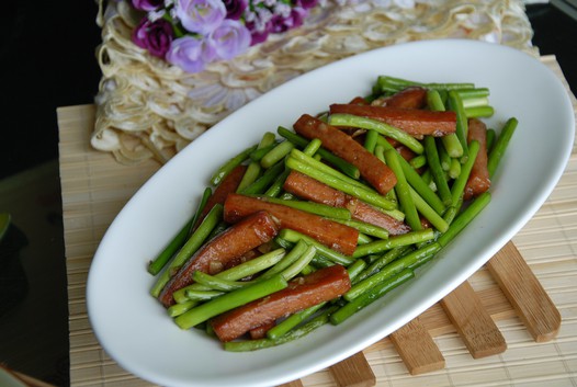 蒜薹炒午餐肉的做法