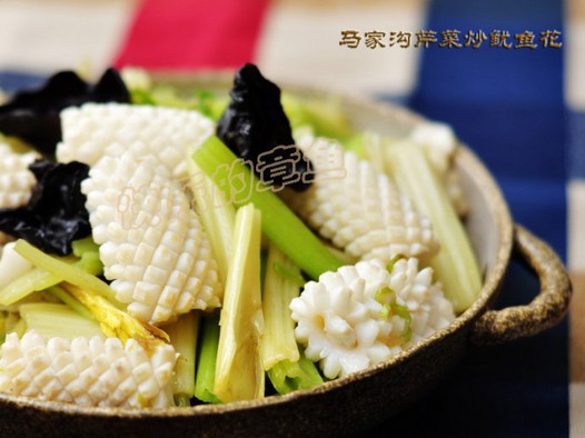 马家沟芹菜炒鱿鱼花的做法