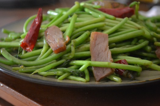 藜蒿炒腊肉的做法