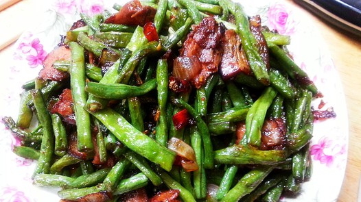 腊肉干煸豆角的做法