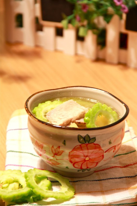 菠萝苦瓜排骨汤的做法