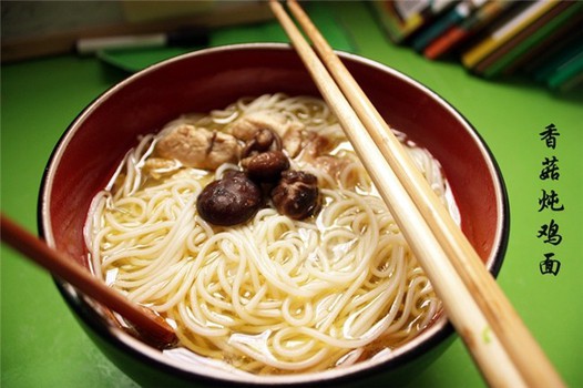 香菇炖鸡面的做法