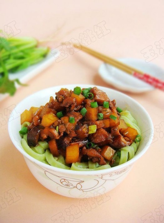 纯天然菠菜汁面条——香菇鸡丁捞面的做法