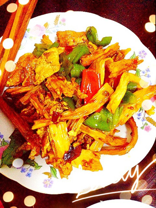 家常菜之辣椒炒腐竹鸡蛋的做法